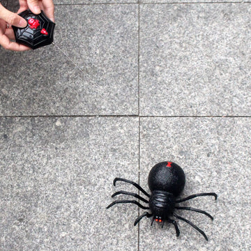 Tipmant Rc Spider Remote Control Tarantula Realistic Animal Crawler Scary Trick Kids Halloween Christmas Prank Gag Toys Birthday Gifts (Black Plastic)