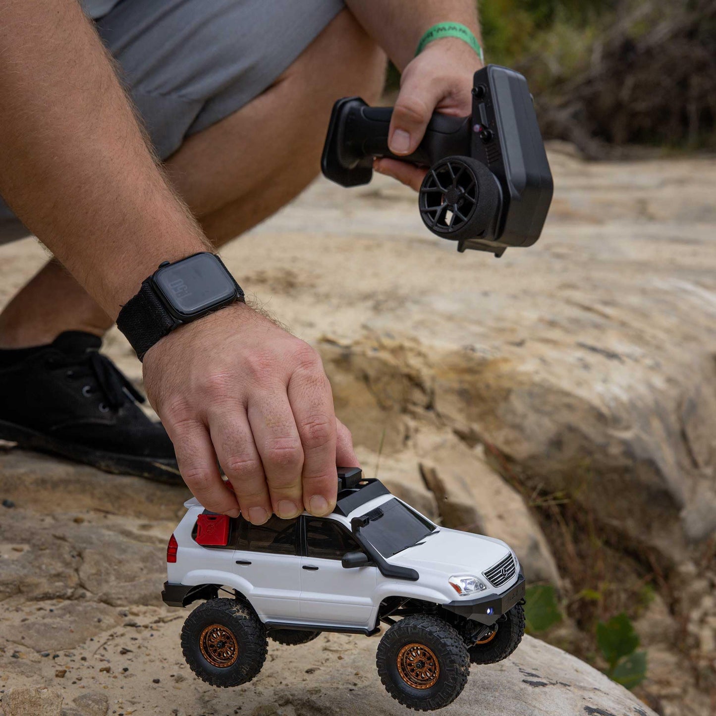 Axial Rc Truck Scx24 Lexus Gx470: 1/24 4Wd Rtr (Everything Needed To Run Is Included), White, Axi-1532T1