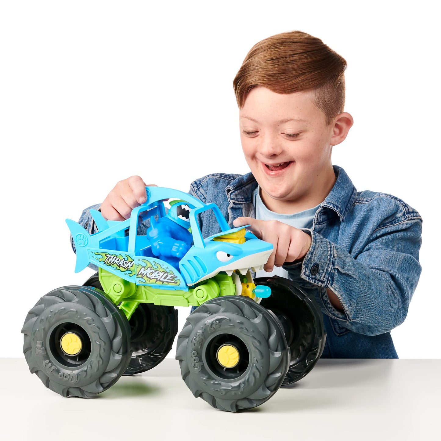 Heroes of Goo Jit Zu Stretch and Strike Thrash Mobile Vehicle, Multicolor, Model 41411, with Missile Launcher and Goo-Filled Race Suit