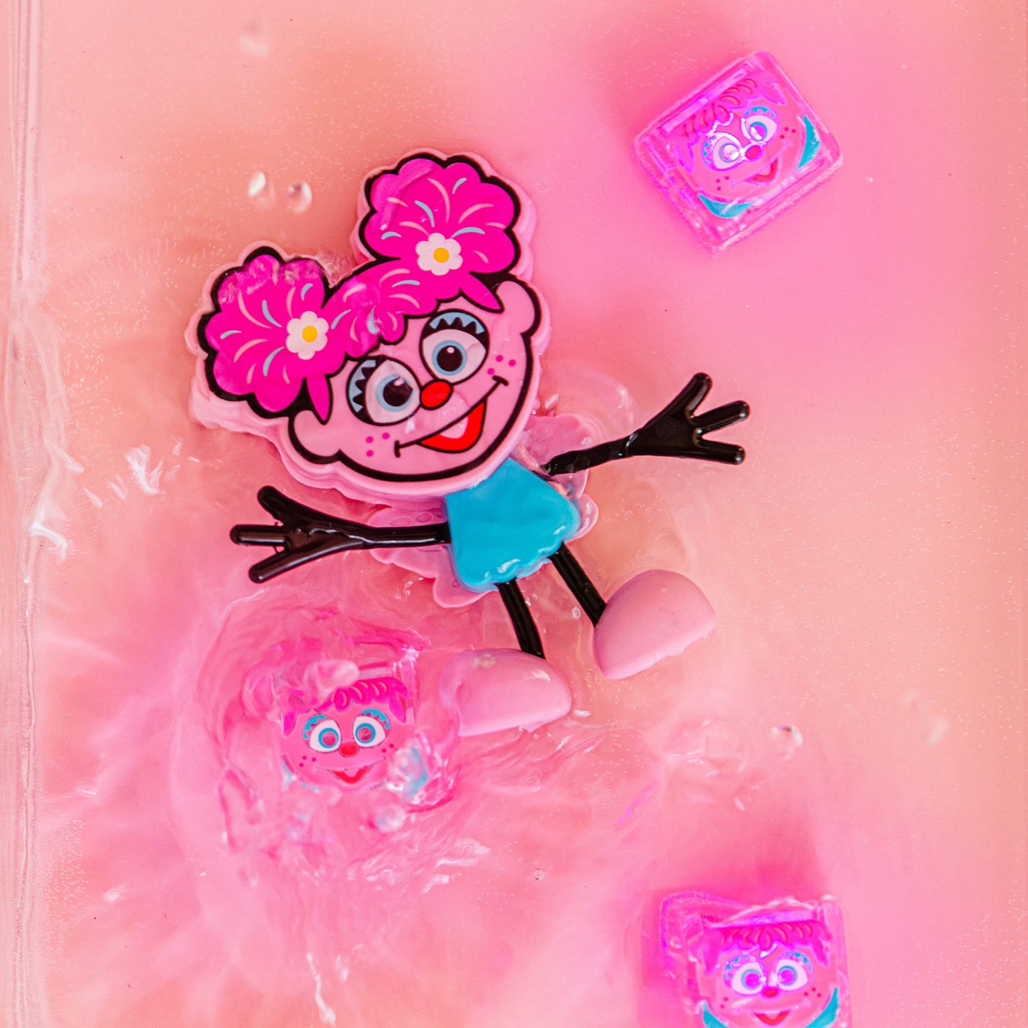 Glo Pals X Sesame Street Water-Activated Bath Toy With 6 Reusable Light-Up Cubes For Sensory Play (Abby Cadabby, Cubes With Character)
