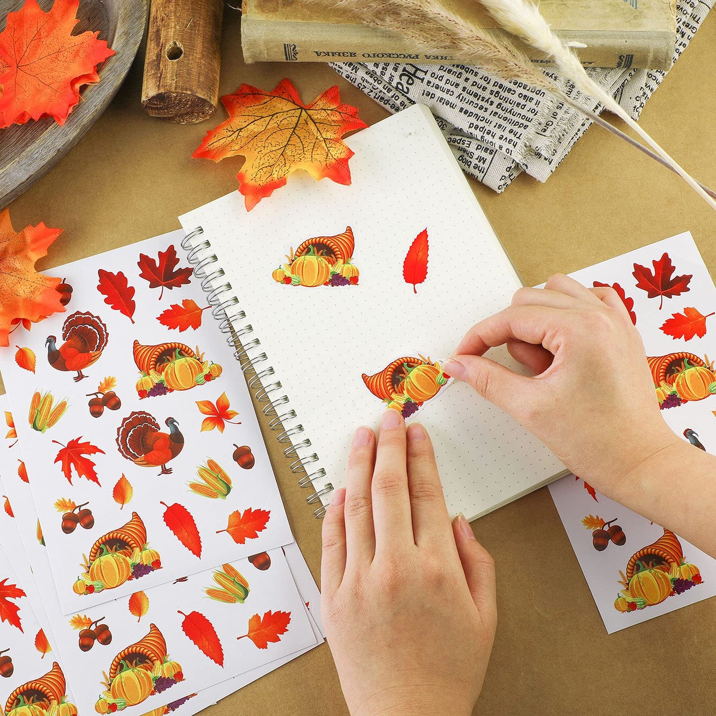 Outus 540 Pieces Thanksgiving Fall Autumn Leaves Stickers Maple Leaves Stickers for Thanksgiving Party and Classroom Decor(Chic