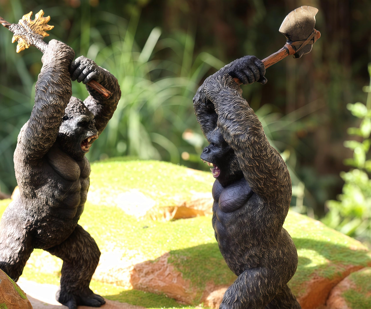 Gemini&Genius King Kong Toys Display  Rampage Toys Gorilla with 2Pcs Replaceable  Battle Axe  Hand-Painted  Animal Collectible  Details Unique Model.