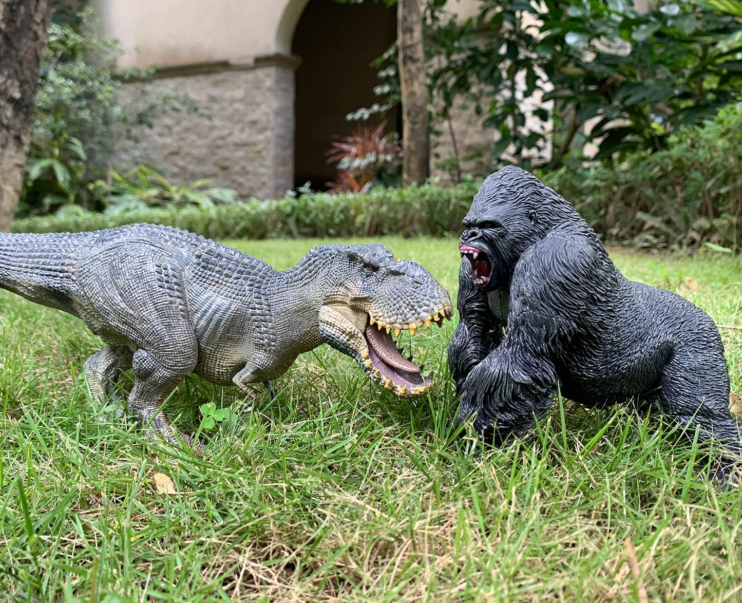 King Kong VS Vastatosaurus Rex Dinosaur Toys with Realistic Rock Action Figure Rampage Gorilla Fight Tarbosaurus Animal Figurine