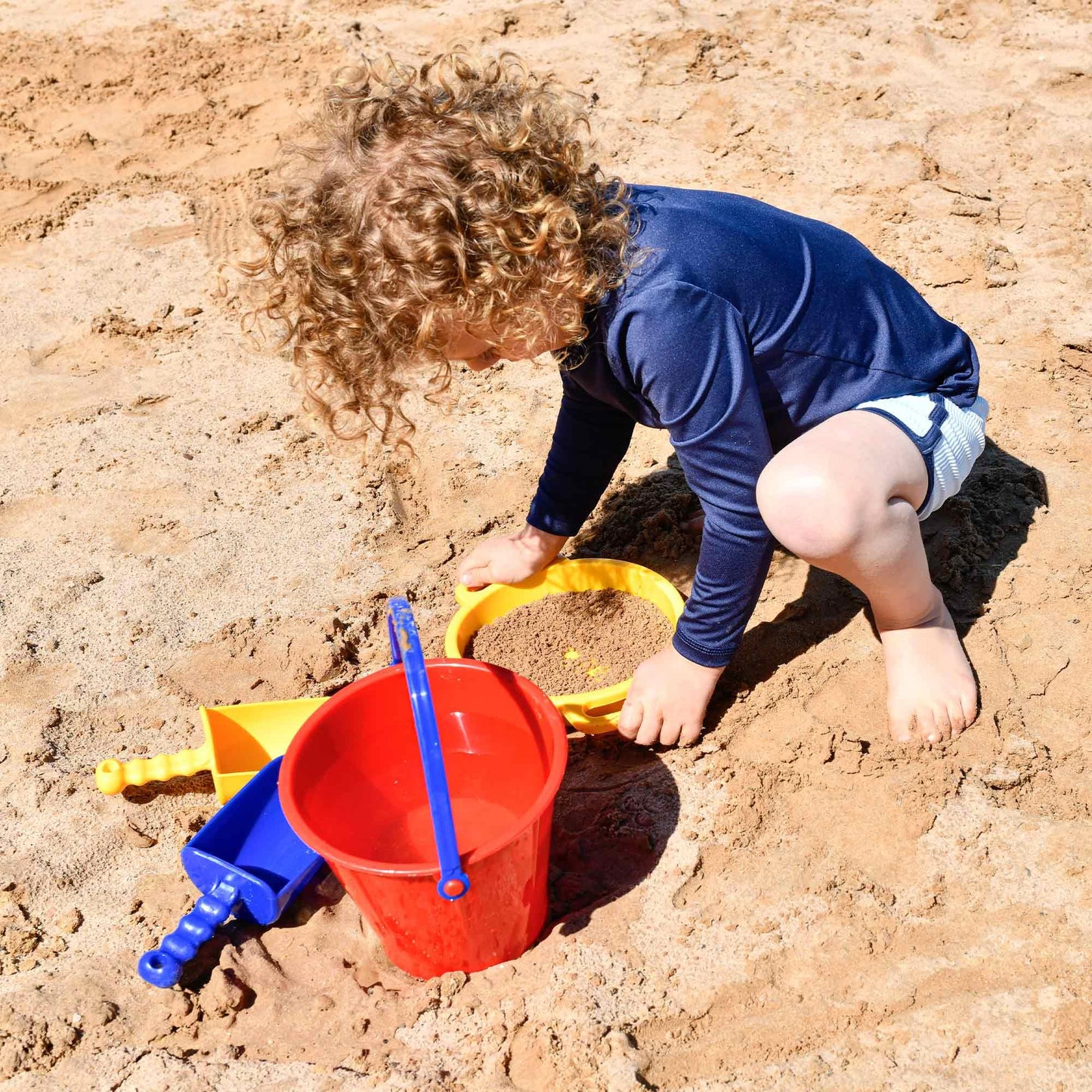 Spielstabil Large Sand Toys Bundle - Large Pail, Large Sieve and 2 Large Scoops (Colors Vary - Made in Germany)
