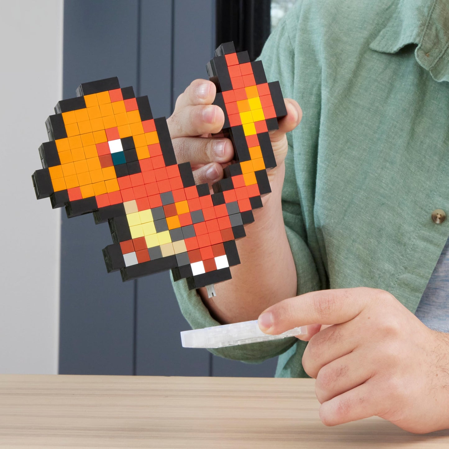 Mega Pok?mon Glumanda HTH76 - Buildable Retro Pixel Art Figure with Wall Mount Base for mature-themed Builders and Collectors
