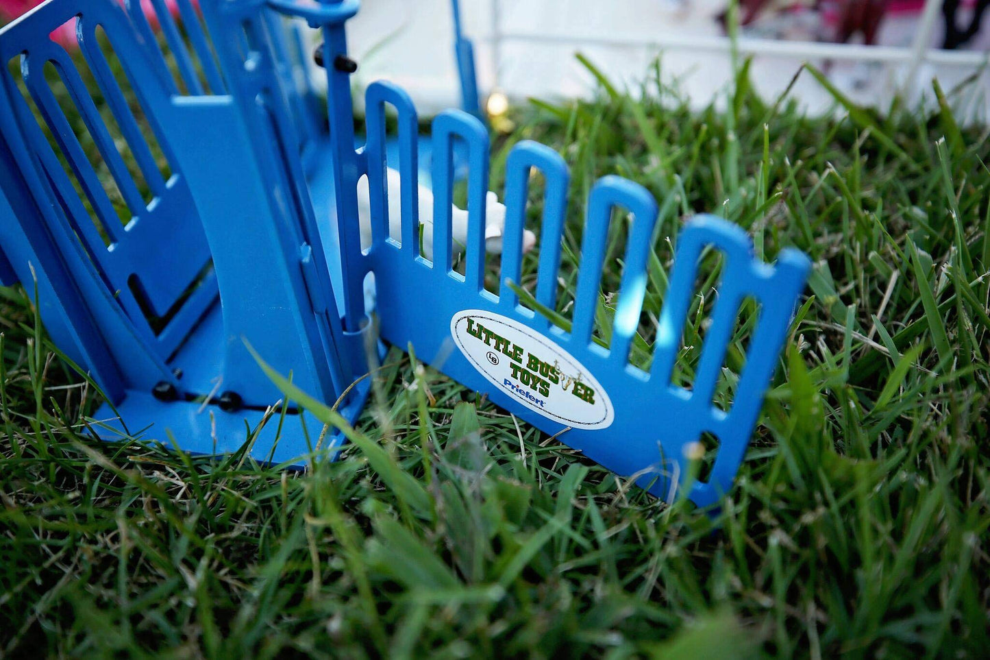 Little Buster Toys Squeeze Chute - Priefert Squeeze Chute With Sliding Gates In Blue, 1/16Th Scale