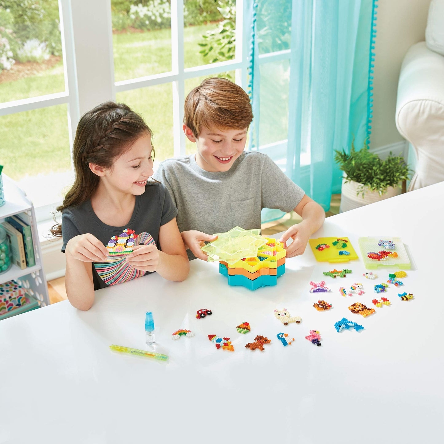 AquaBeads Star Bead Station Complete Arts & Crafts Bead Kit for Children - Over 2,000 Beads, Including Star Beads and Double Sid