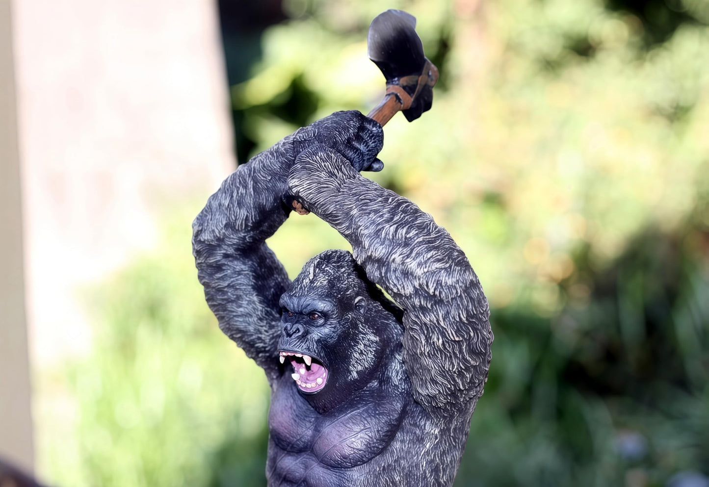 Gemini&Genius King Kong Toys Display  Rampage Toys Gorilla with 2Pcs Replaceable  Battle Axe  Hand-Painted  Animal Collectible  Details Unique Model.