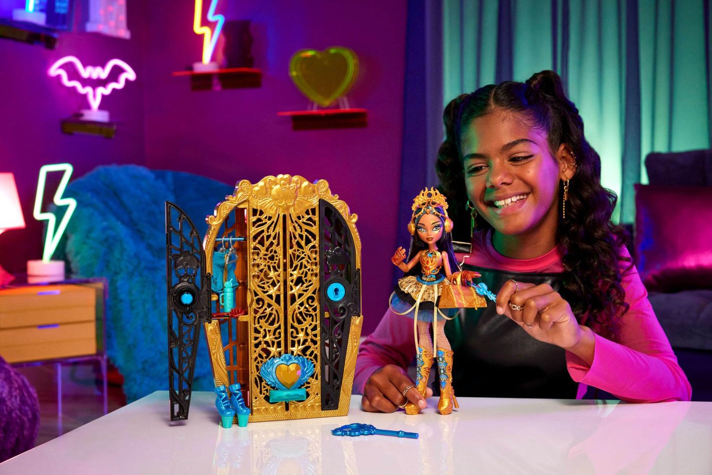Monster High Skulltimate Secrets Doll Set - Cleo De Nile with Dress-Up Closet, 19+ Surprises, Multicolor, Model HXH86, One Size