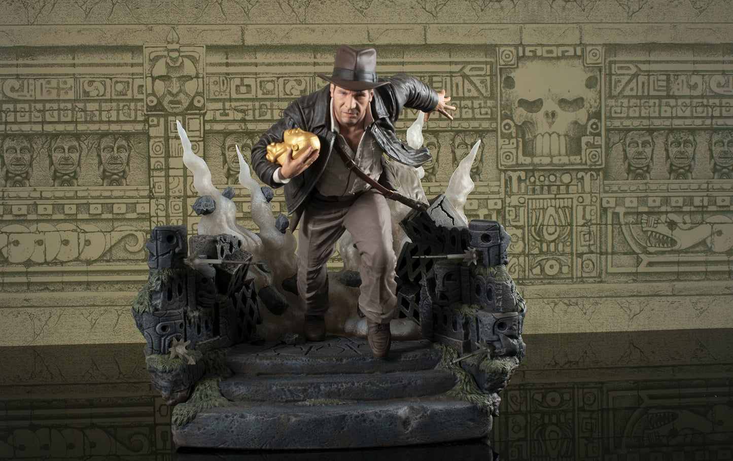 Diamond Select Toys Indiana Jones And The Raiders Of The Lost Ark: Escape With Idol Deluxe Gallery Statue