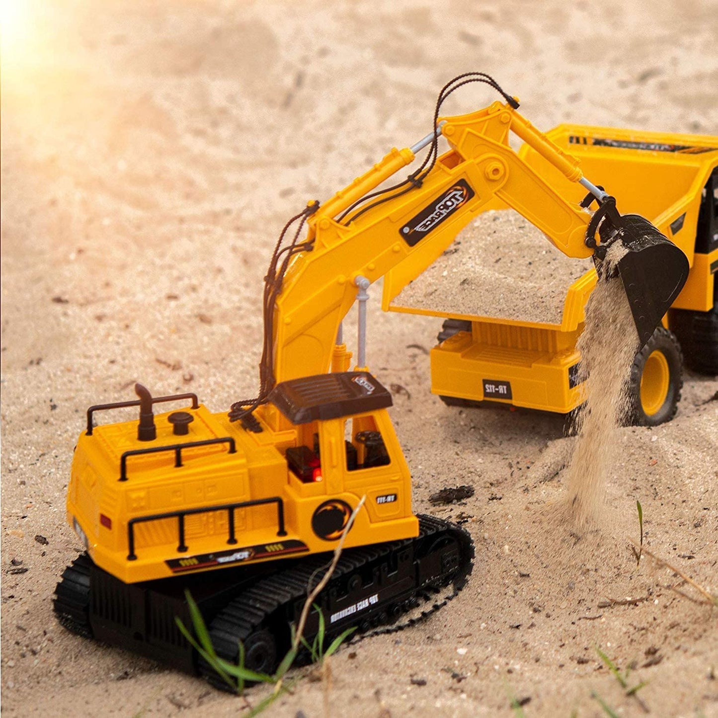 Top Race Remote Control Dump Truck - 5-Channel Electric Radio Control Construction Vehicles - Realistic Toy with Lights and Soun