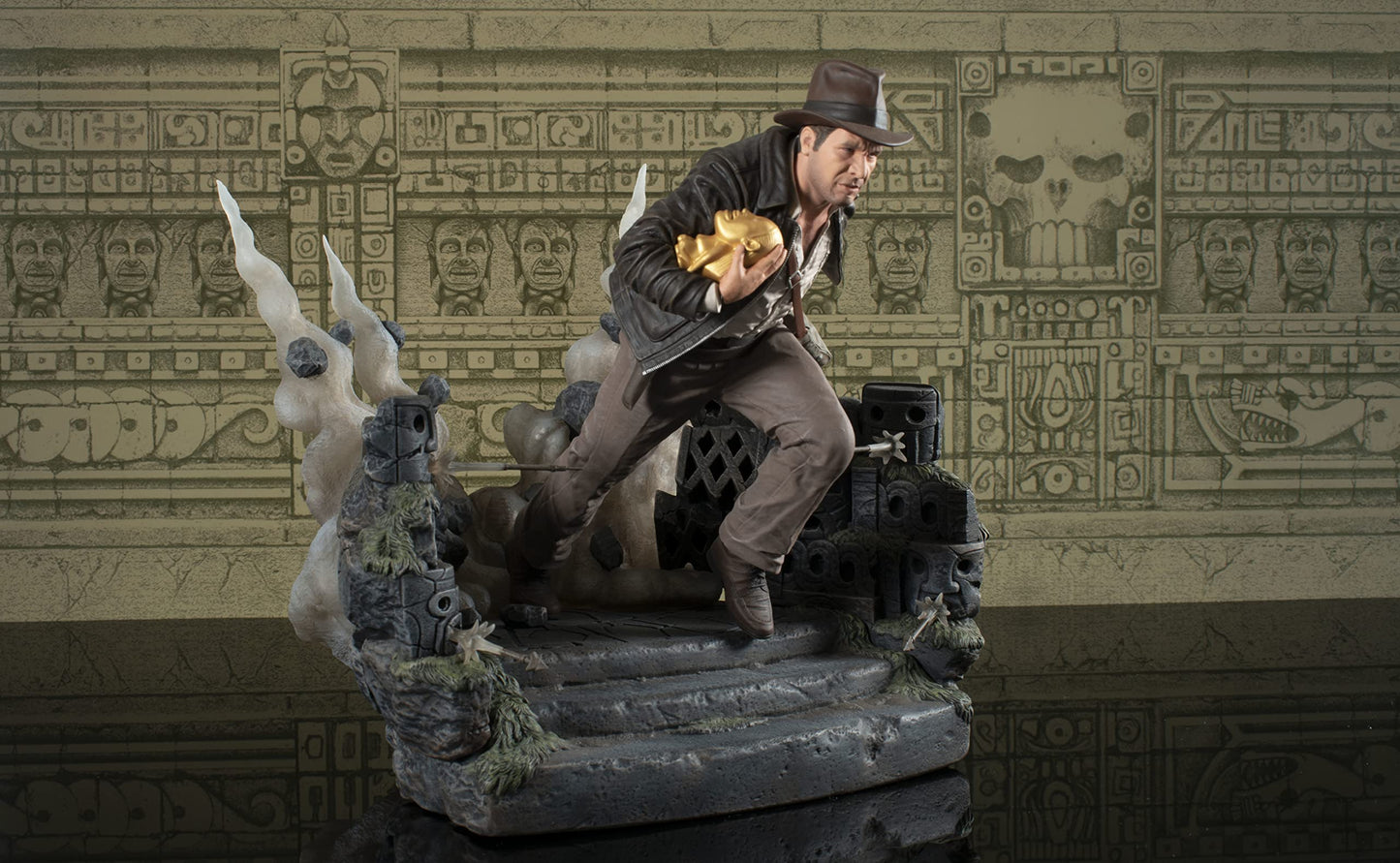 Diamond Select Toys Indiana Jones And The Raiders Of The Lost Ark: Escape With Idol Deluxe Gallery Statue