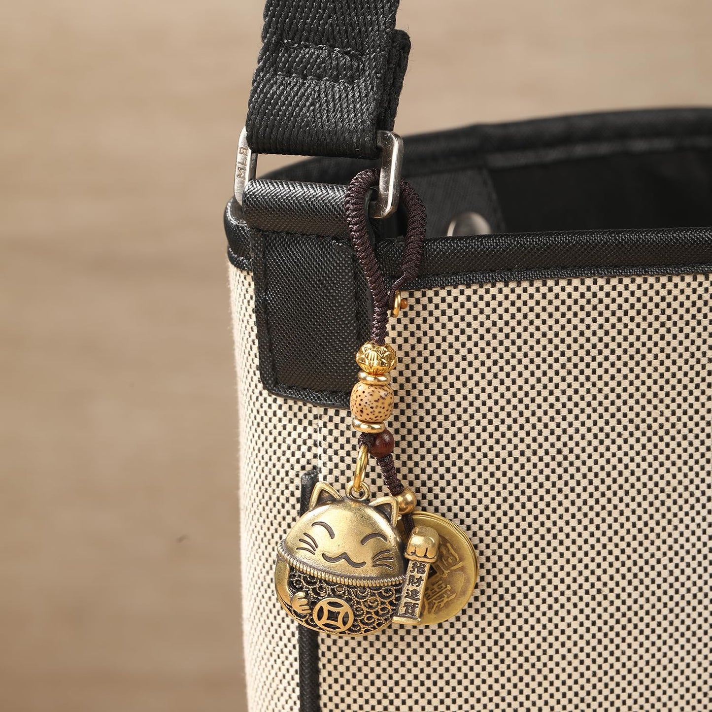 Mansiyuyee Lucky Cat Statue Keychain with Five Emperors Money Feng Shui Coins, Maneki Neko Figure Holding a Streamer Lucky Tasse