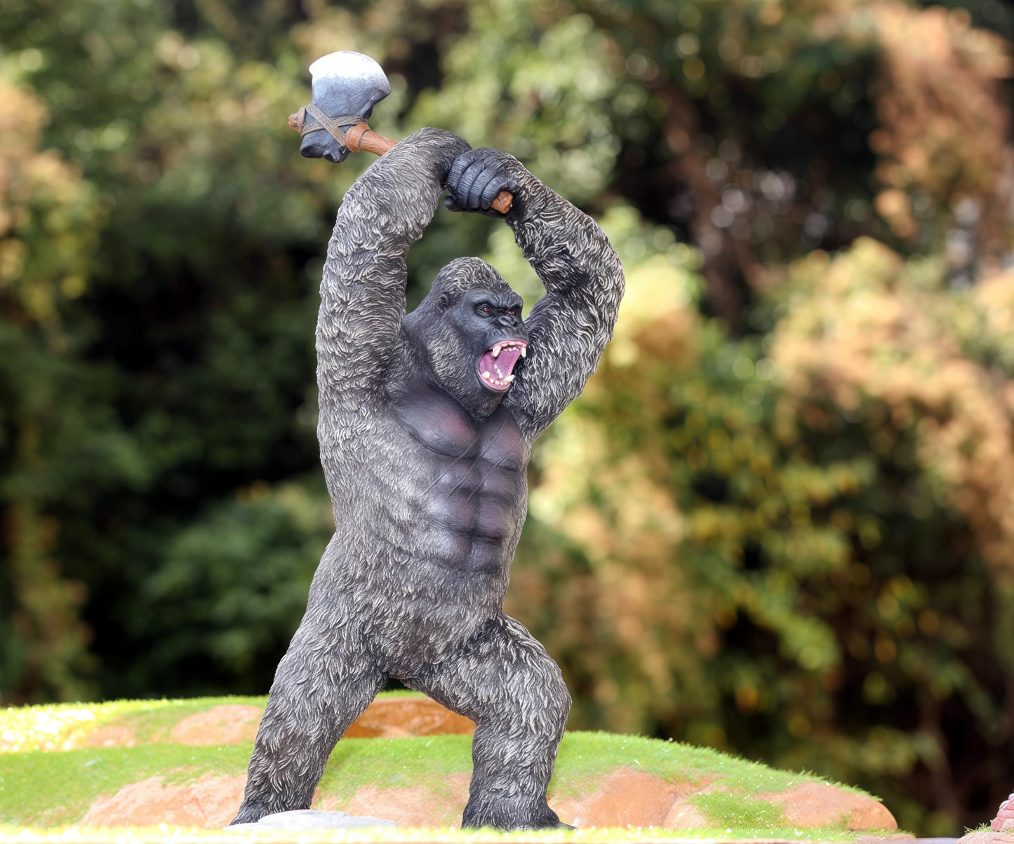 Gemini&Genius King Kong Toys Display  Rampage Toys Gorilla with 2Pcs Replaceable  Battle Axe  Hand-Painted  Animal Collectible  Details Unique Model.