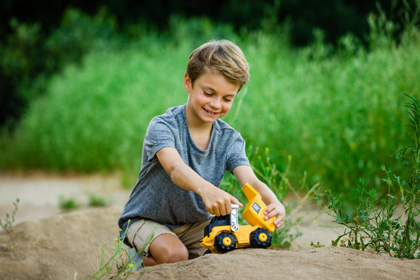 CAT Construction Toys, Unstoppable Movers Dump Truck, Realistic Lights & Sounds, Motion Drive Technology, Working Features, and