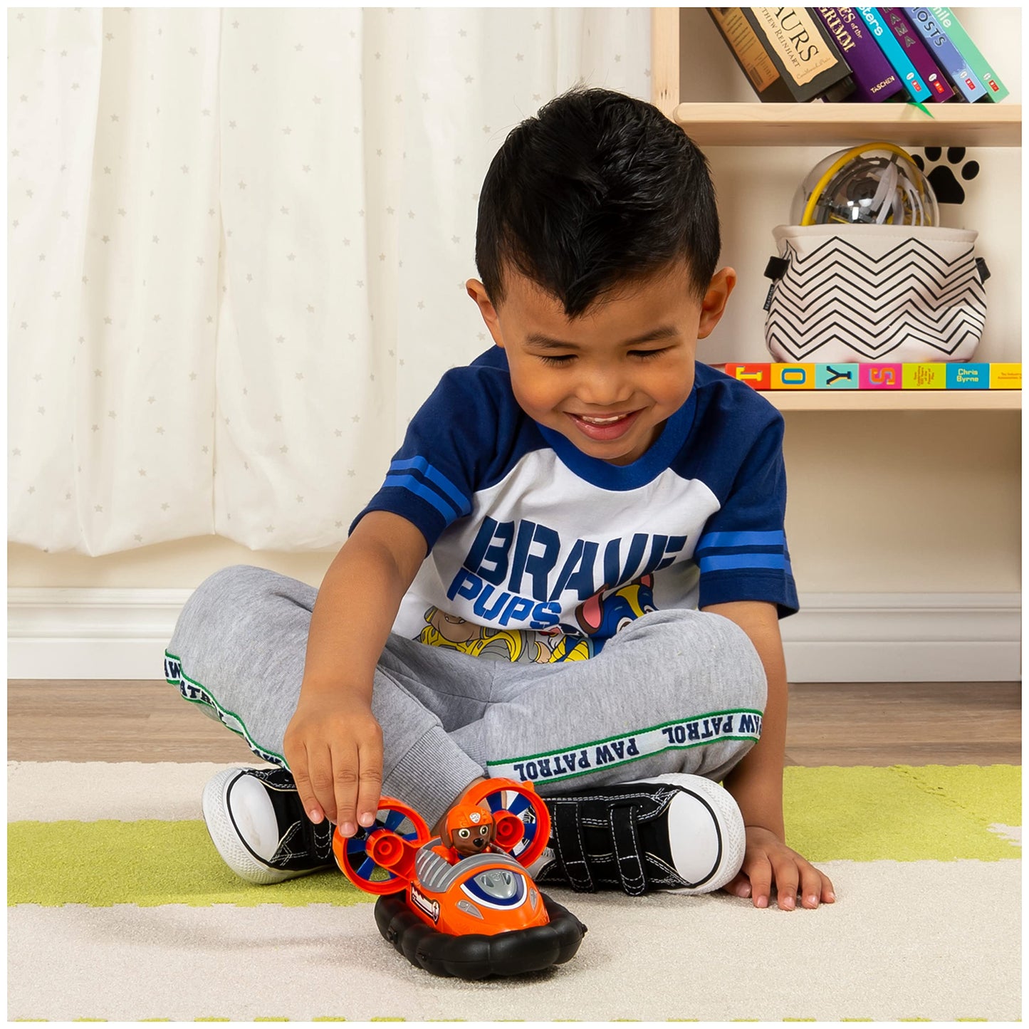 Paw Patrol Zuma’s Hovercraft Vehicle - Small Plastic Toy with Collectible Figure for Kids Aged 3 and Up