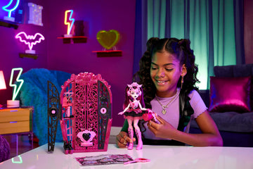 Monster High Skulltimate Secrets Doll Set - Draculaura with Dress-Up Closet & 19+ Accessories, Multicolor, Model HXH84