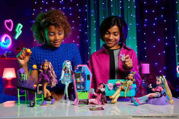 Monster High Student Lounge Playset with Doll House Furniture, 2 Pets, Vending Machine, Multicolor, Model HRP57