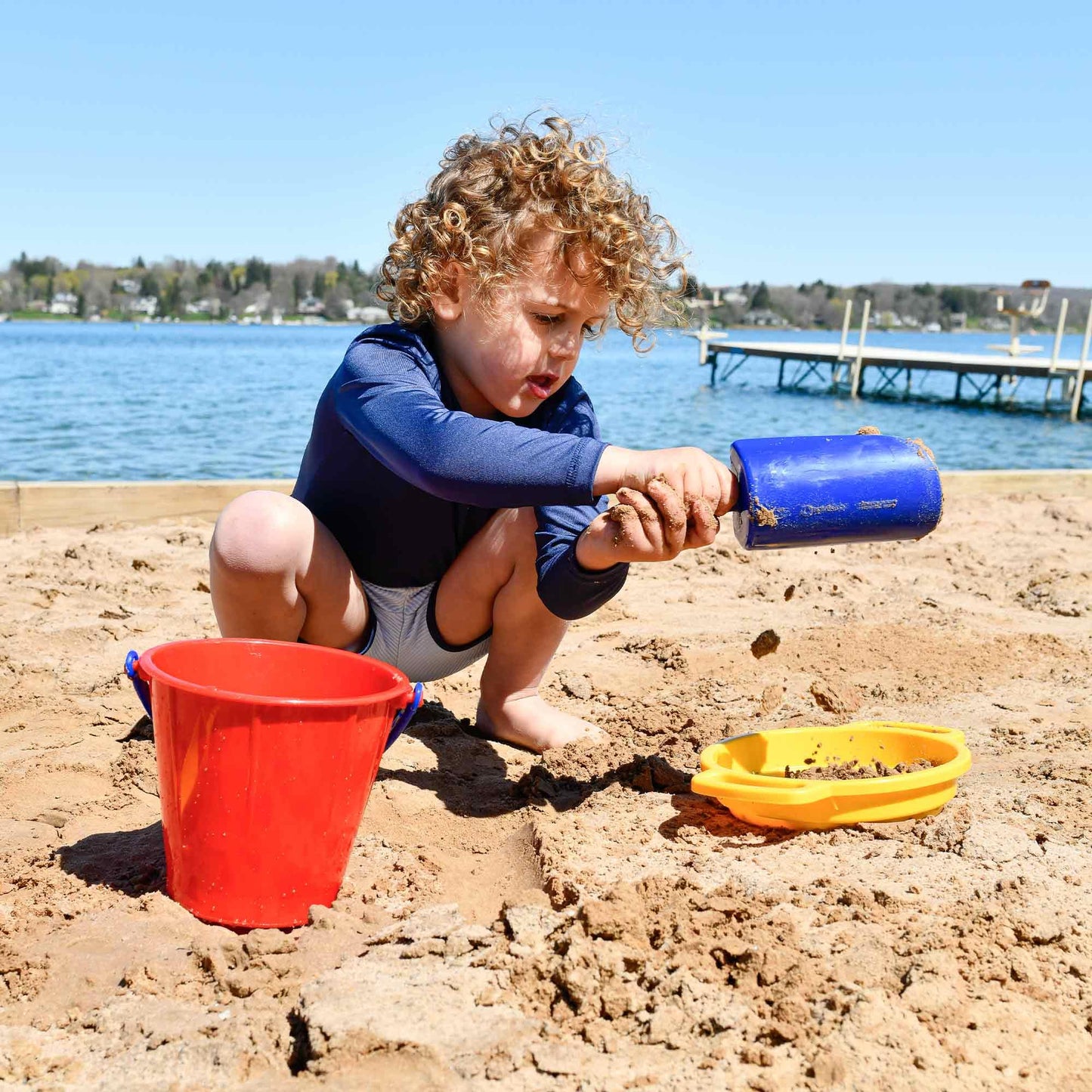 Spielstabil Large Sand Toys Bundle - Large Pail, Large Sieve and 2 Large Scoops (Colors Vary - Made in Germany)