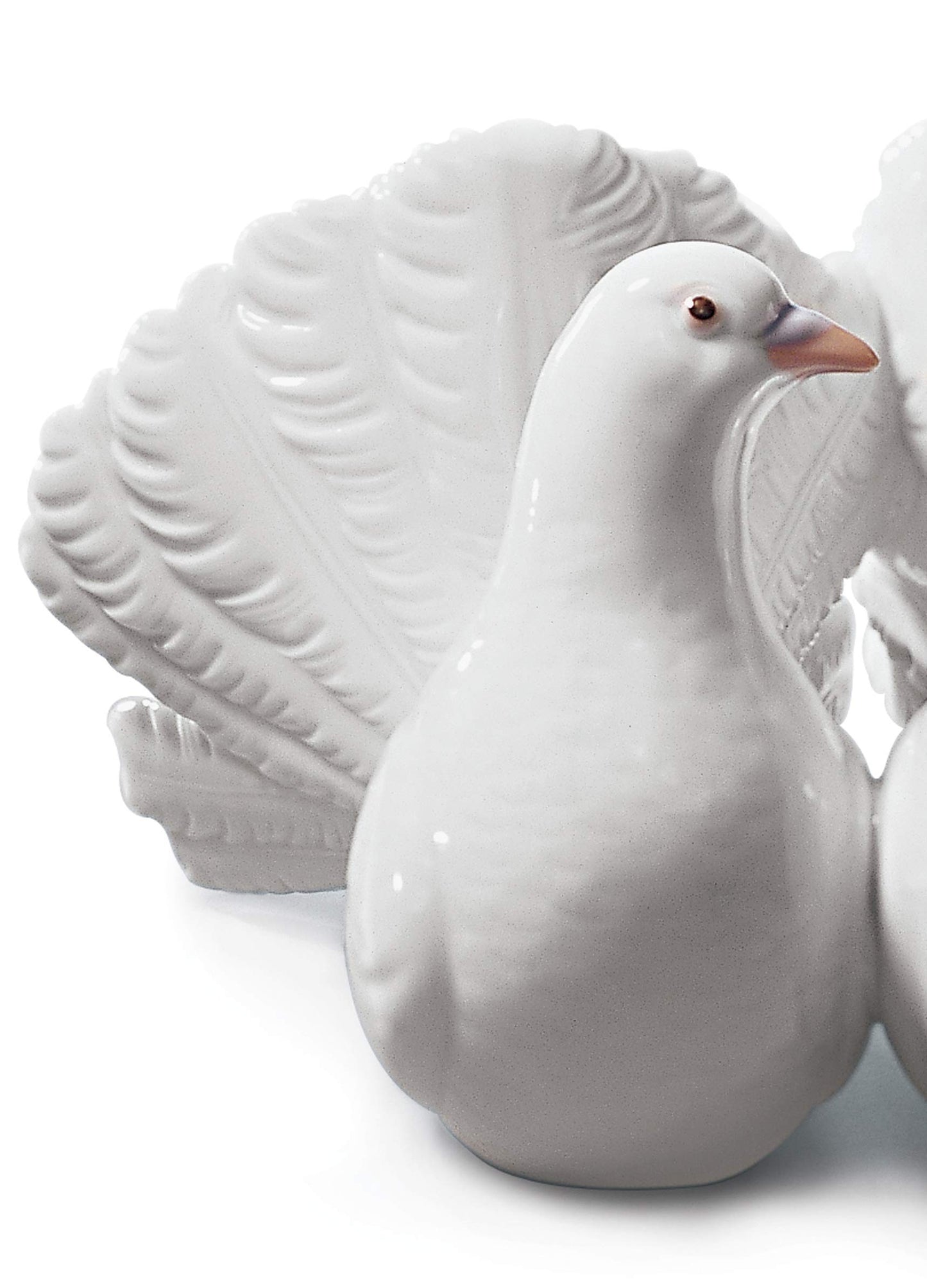 Lladró Porcelain Figure Of White Glossy Pair Of Doves. Figure Of Dove Lovers.