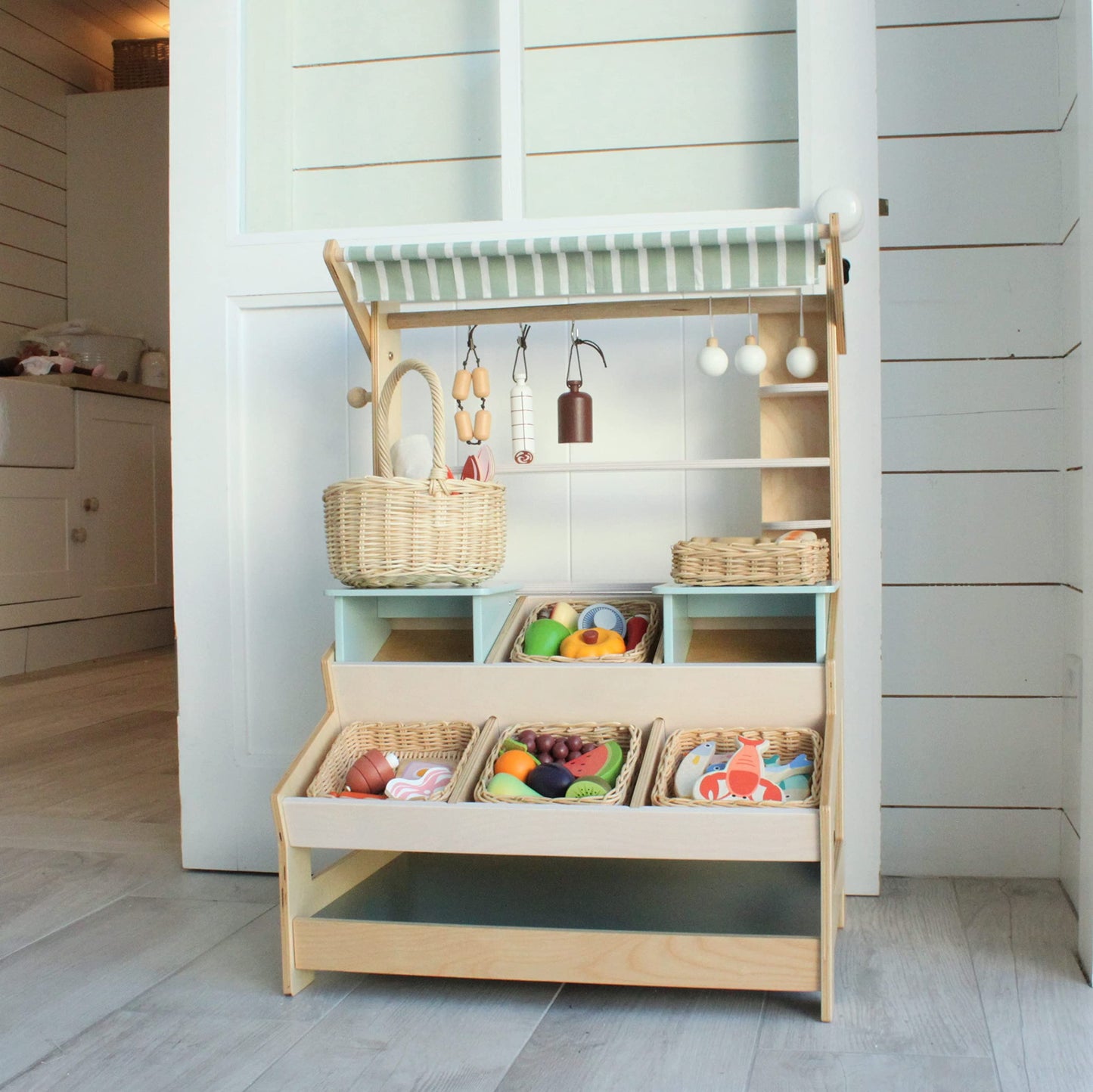 Tender Leaf Toys - Fruity Basket - 6 Pcs Solid Wood Fruits with Hand-Crafted Basket, Pretend Food Toy Playset Supermarket Shoppi