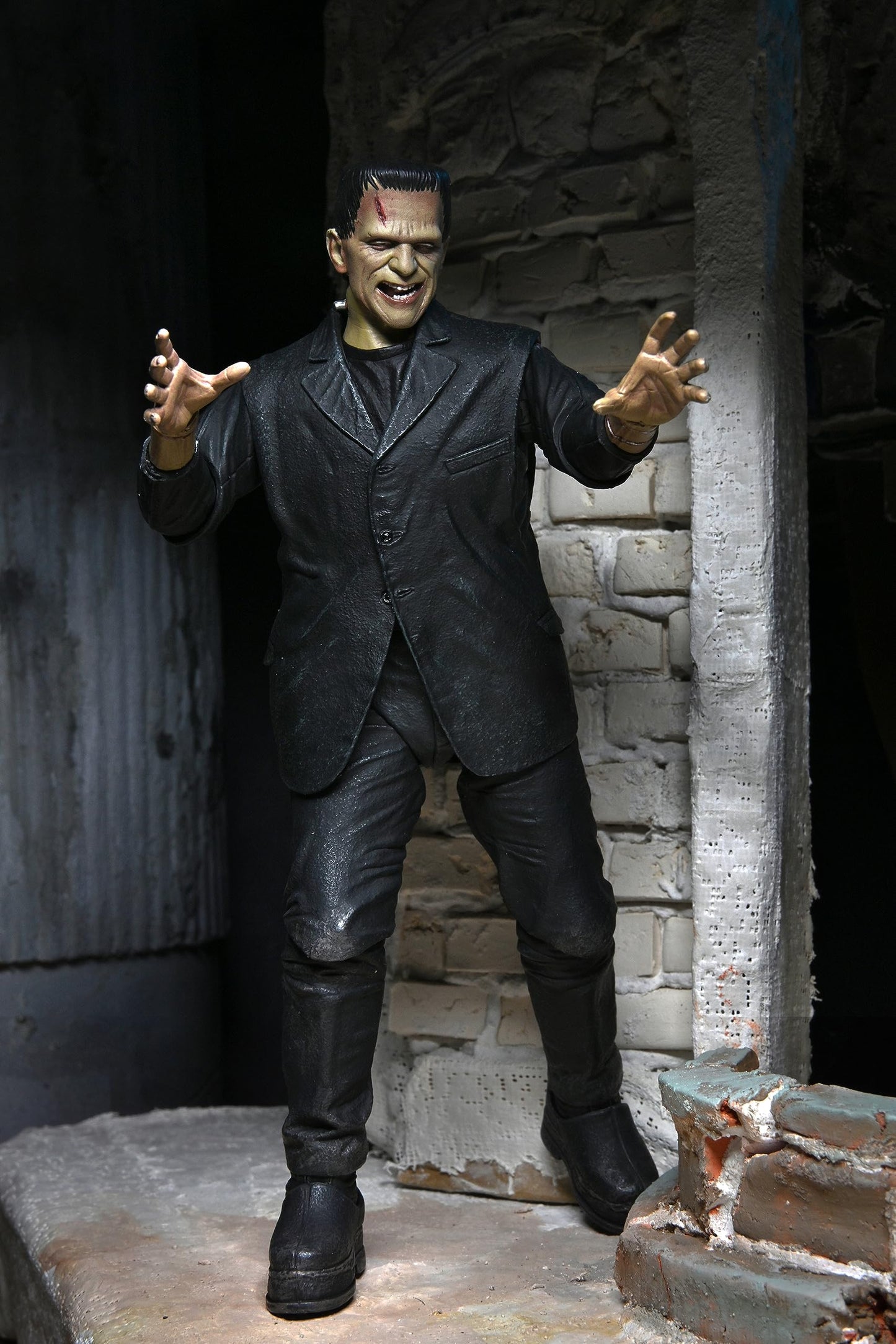 Universal Monsters - Ultimate Frankenstein's Monster (Color) 7  Scale Action Figure