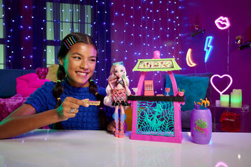 Monster High Lagoona Blue Doll & Playset, Scare-adise Island Snack Shack, Multicolor, Model HRP70, Includes Food Accessories & Color-Change Drinks