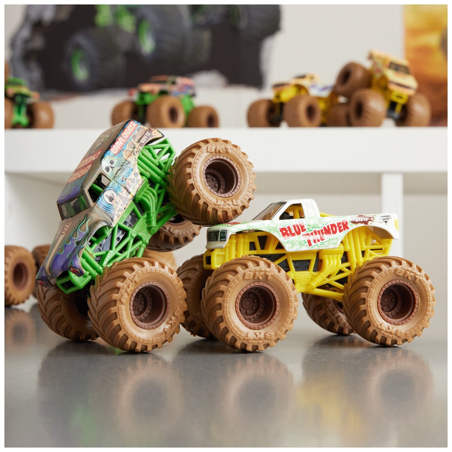 Monster Jam, Mystery Mudders 2-Pack Monster Trucks, Official 1:64 Grave Digger and Blue Thunder Die-Cast Vehicles, Wash to Revea