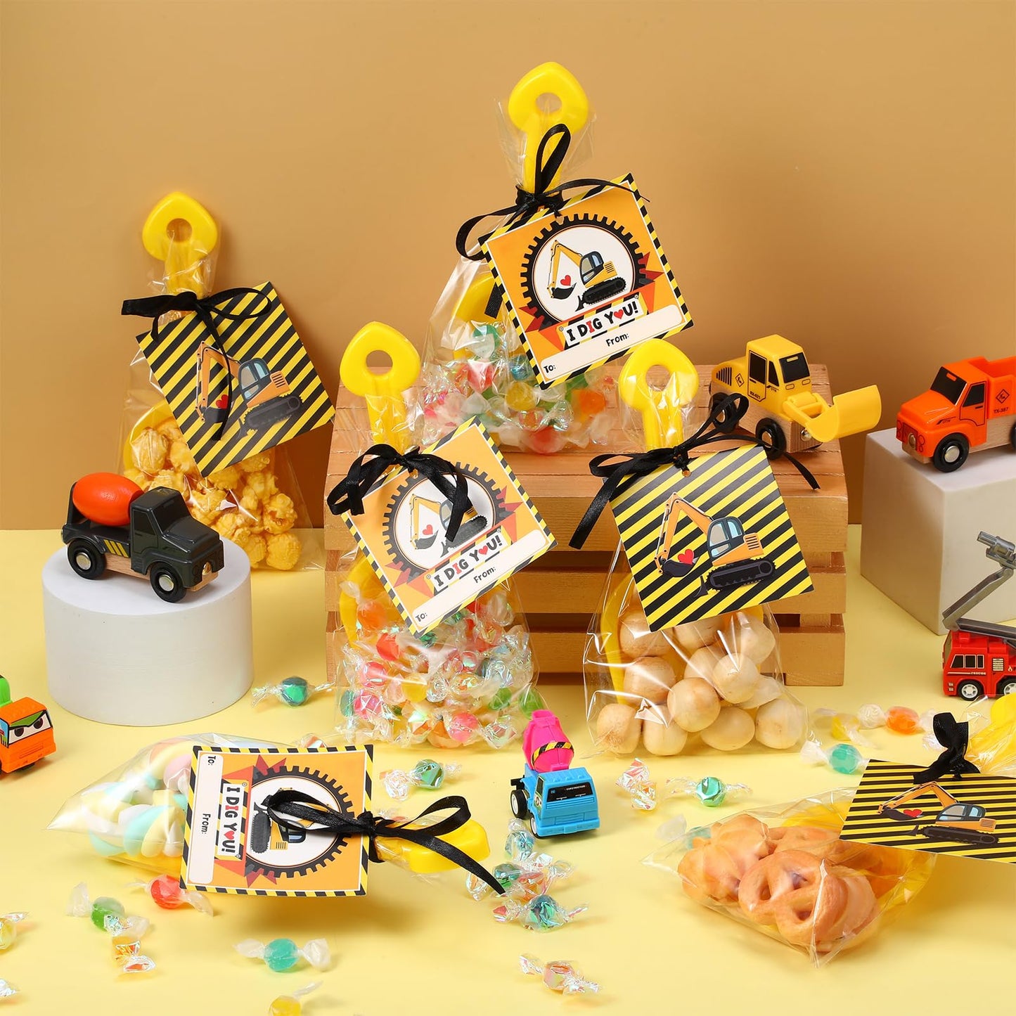 Capoda 30 Sets Back to School Gifts for Students Construction Party Plastic Shovel I Dig You Cards with Clear Cellophane Bags fo