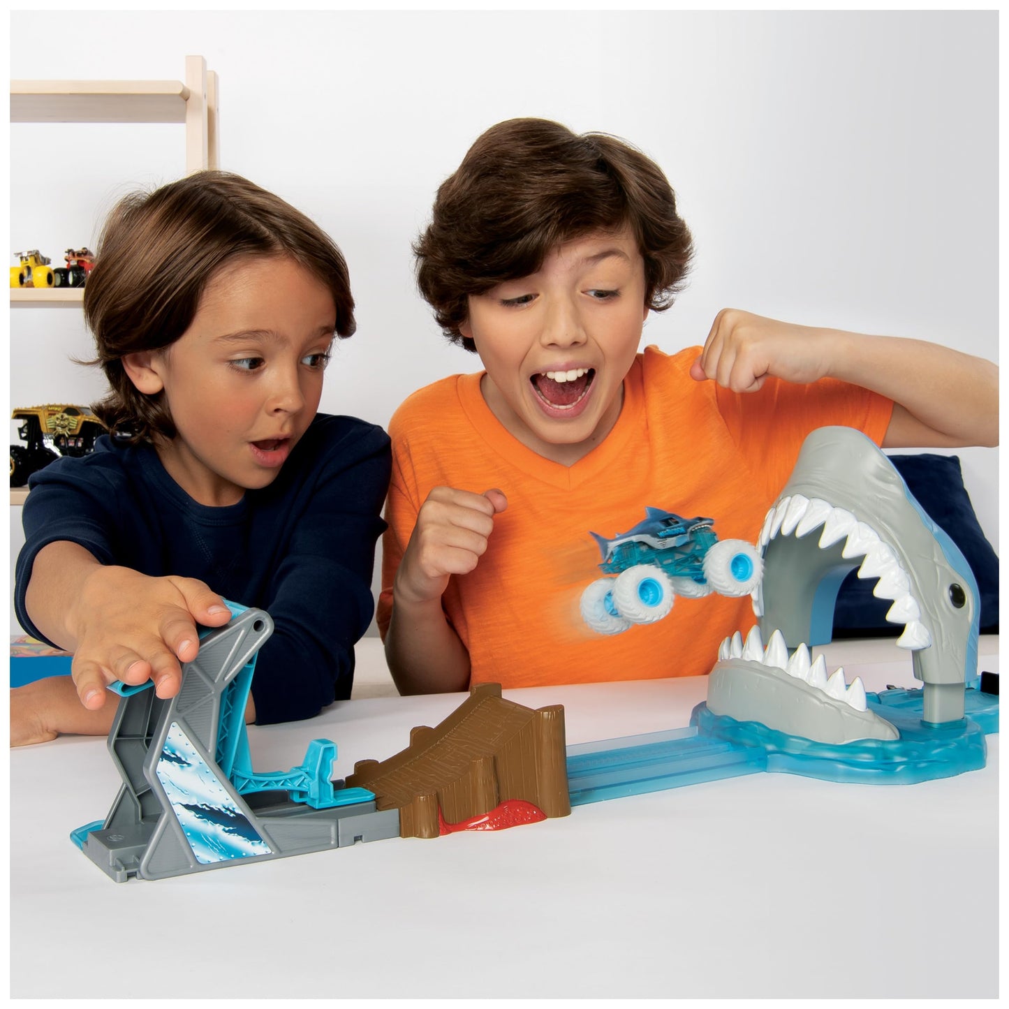 Monster Jam Megalodon Mayhem Playset with 1:64 Scale Die-Cast Truck, Plastic, Model 6056869