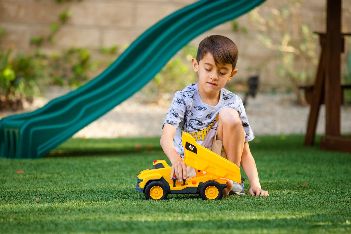 CAT Construction Toys, Motorized Dump Truck Toy, 6 Unique Sounds, 2 Motorized Functions, Lights & Sounds, Includes 3 AA Batterie