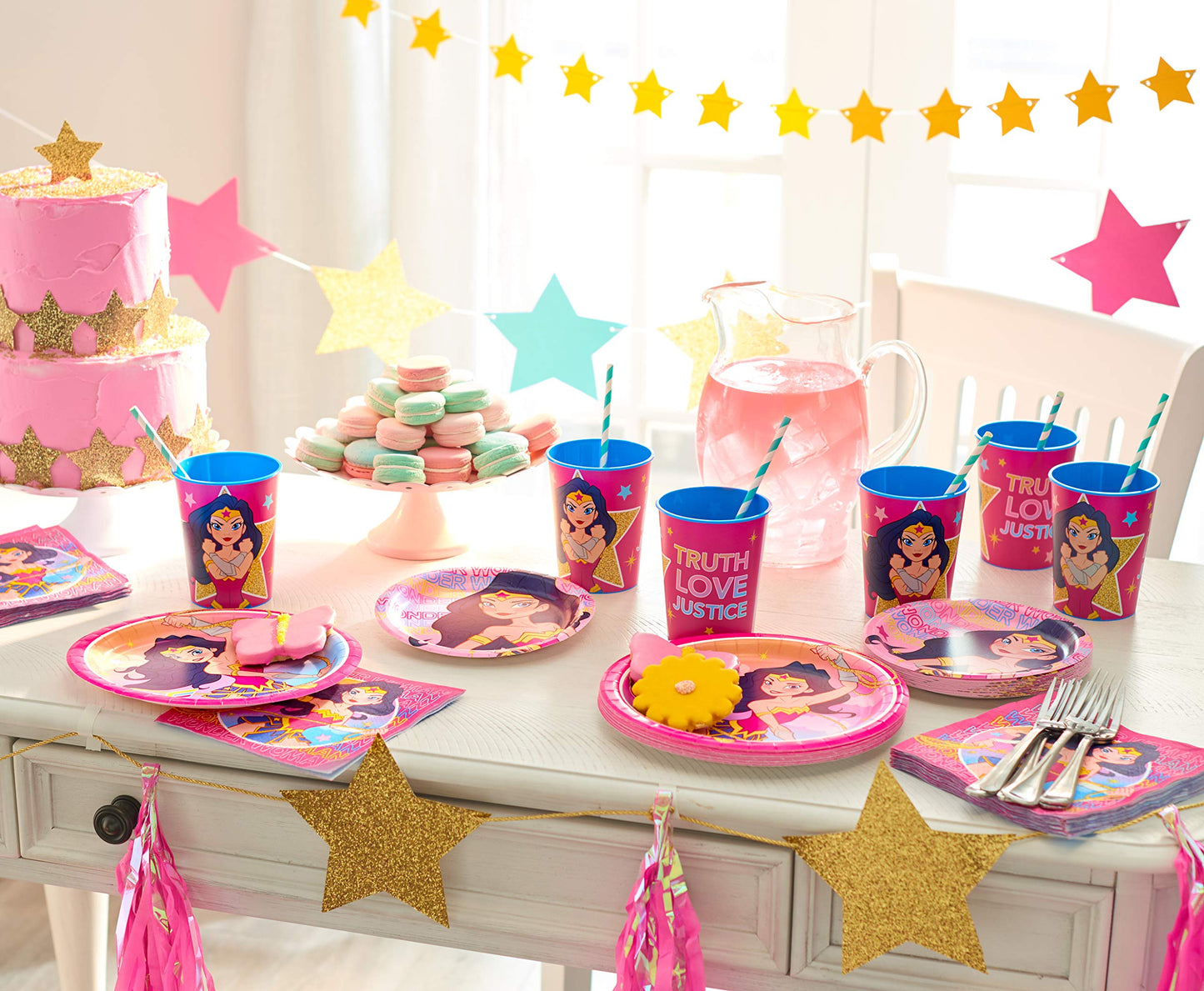 American Greetings Wonder Woman Party Supplies, 16 oz. Plastic Cups (8-Count)