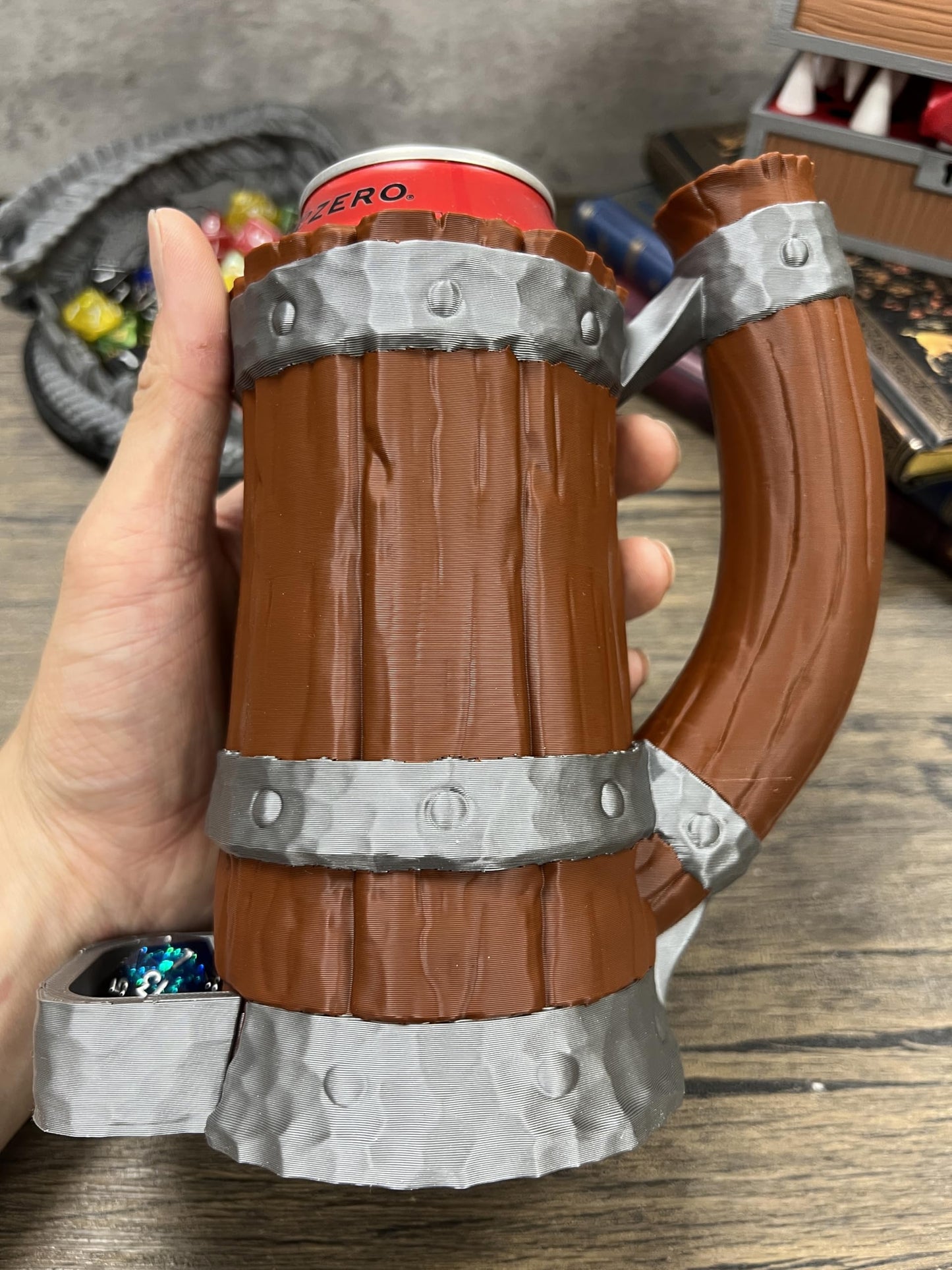 Munnygrubbers - Tavern Mug Dice Tower - No Paint Odorless Insulated Cup Can Dice Tower - (Random 7Pcs D20 Dice Set Included) - Dice Holder - Dungeons And Dragons - Dnd Gift - (Black/Bronze)