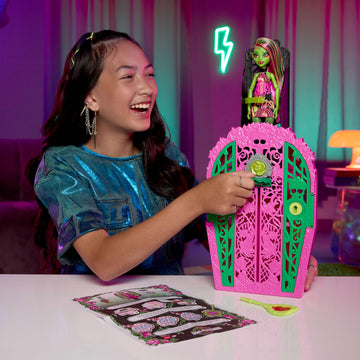 Monster High Skulltimate Secrets Doll & Accessories Set, Garden Mysteries Venus Mcflytrap With Reveal Closet & 19+ Tea Party Sur