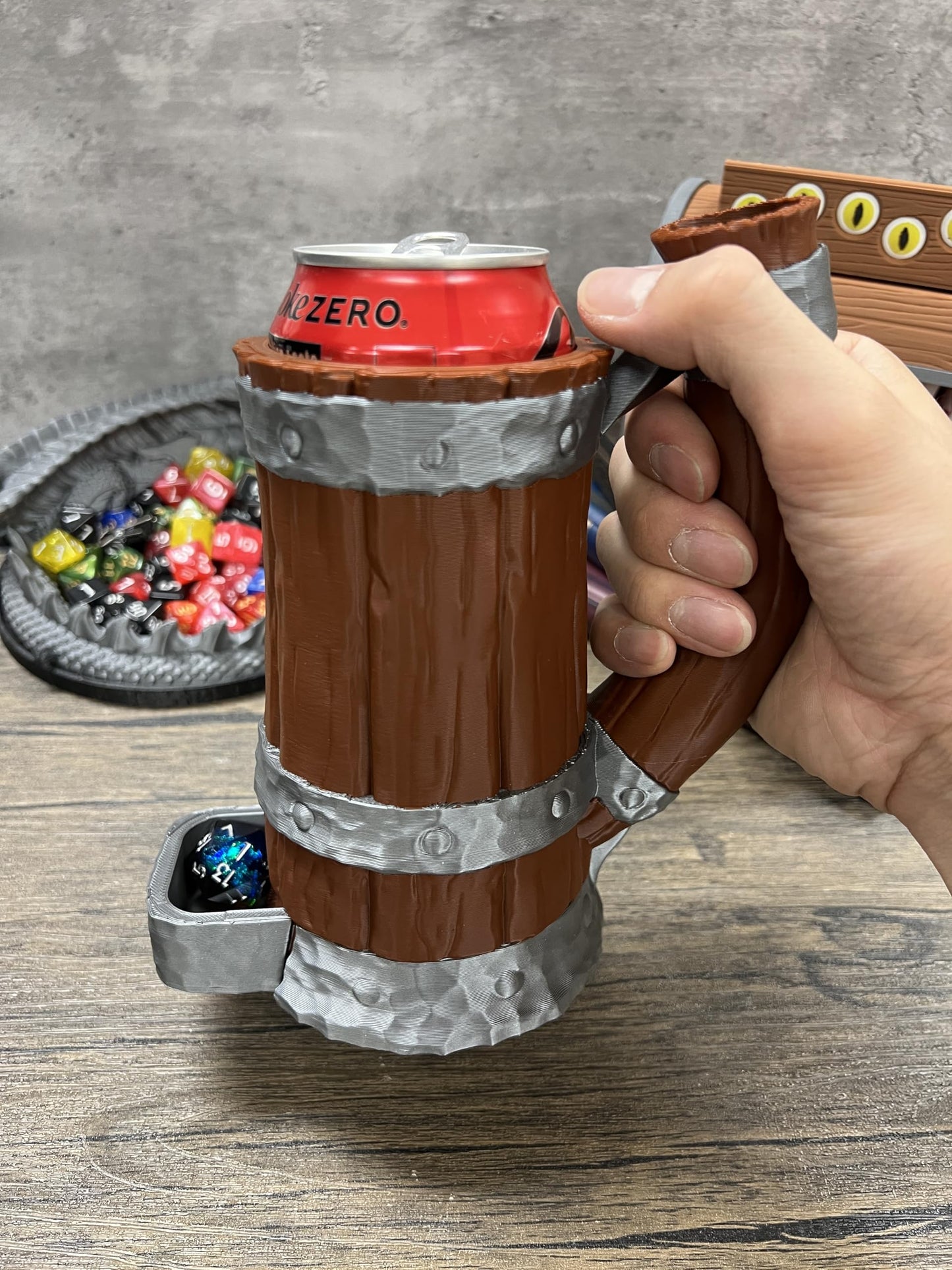 Munnygrubbers - Tavern Mug Dice Tower - No Paint Odorless Insulated Cup Can Dice Tower - (Random 7Pcs D20 Dice Set Included) - Dice Holder - Dungeons And Dragons - Dnd Gift - (Black/Bronze)