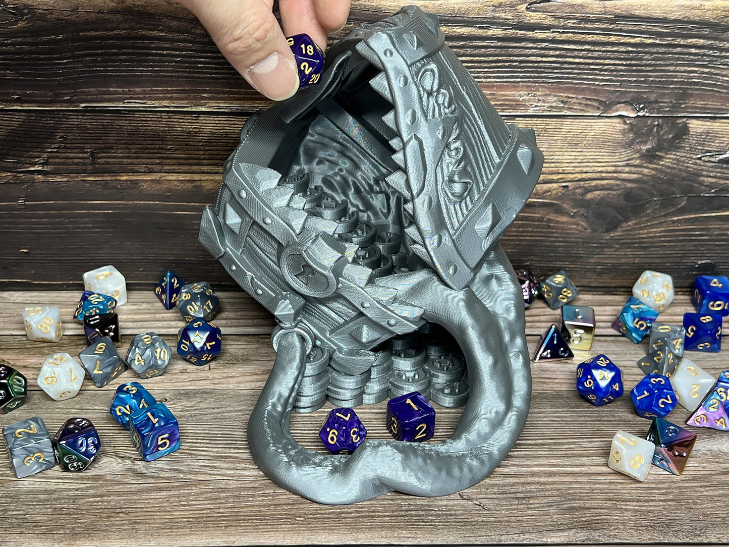Munnygrubbers - 6'' Mimic Dice Tower - (Random 7Pcs D20 Dice Set Included) - No Paint Odorless Plastic - Tabletop Roleplaying Ga