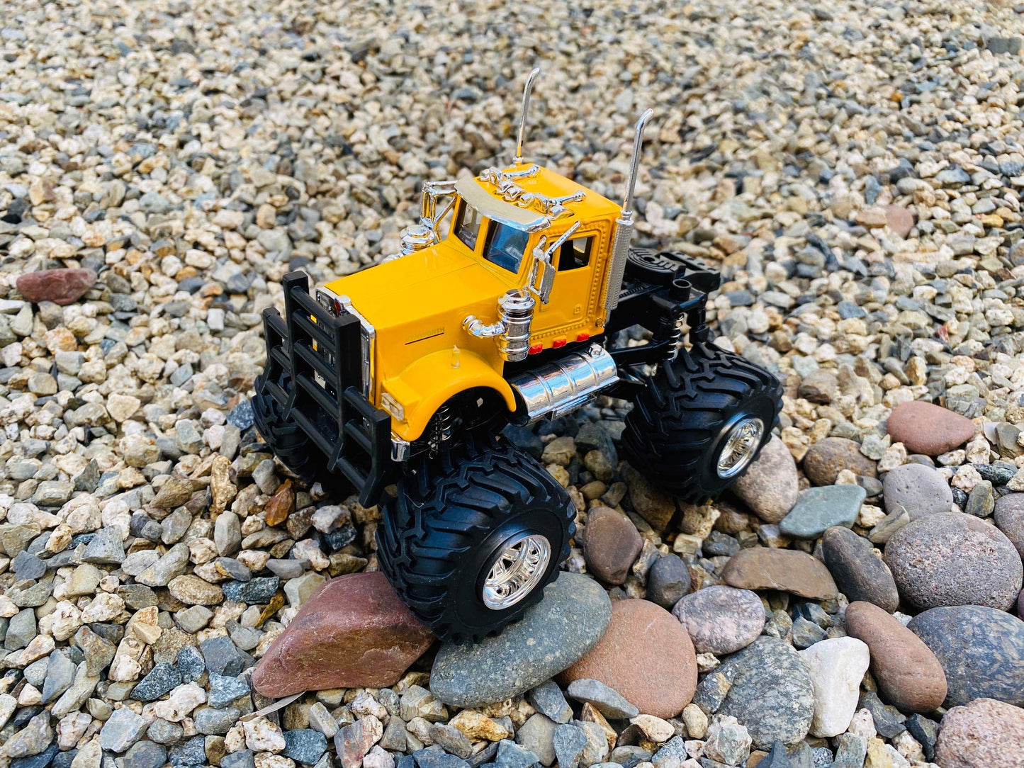 1:43 Scale Kenworth W900 Monster Truck W/ Suspension
