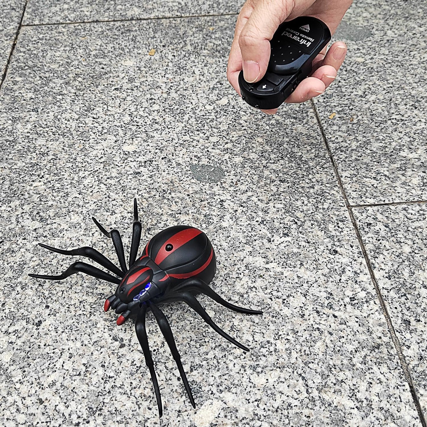 Tipmant RC Spider Toy IR Remote Control Tarantula Realistic Animal for Pets Cats Dogs Prank Toy Toddler Kids Birthday Gifts Incl
