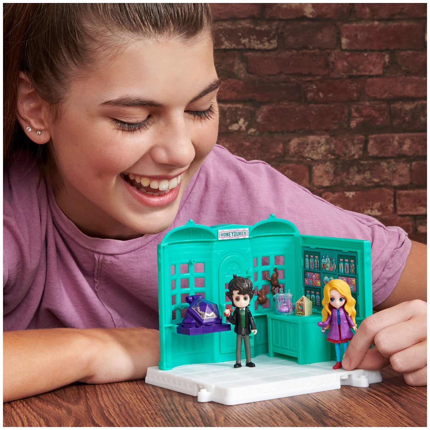 Wizarding World Magical Minis Honeydukes Sweet Shop Playset with 2 Figures & 5 Accessories, Plastic, Model 6064867, Ages 6+