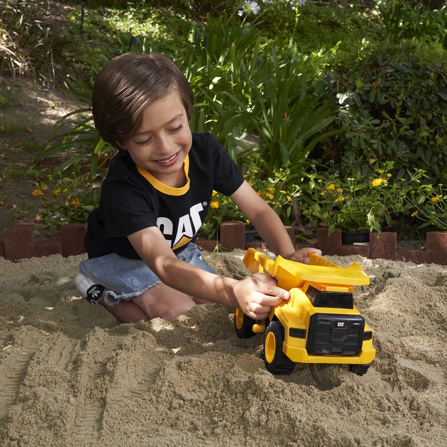 CAT Construction Toys, Power Haulers Dump Truck, Realistic Lights and Sounds, Motion Drive Technology, Working Features, & Reali