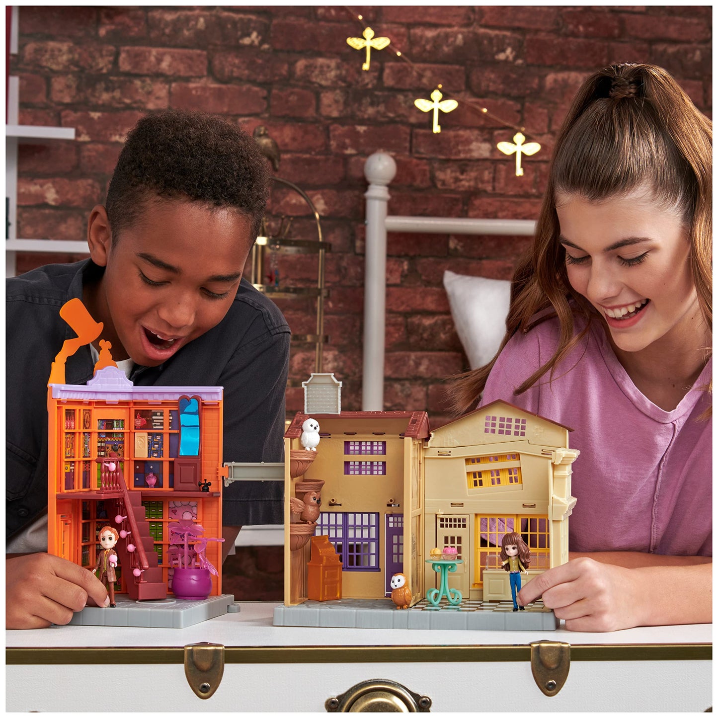 Wizarding World Harry Potter Magical Minis Diagon Alley Playset with Lights & Sounds, 2 Figures, 21 Accessories, Model 6064933