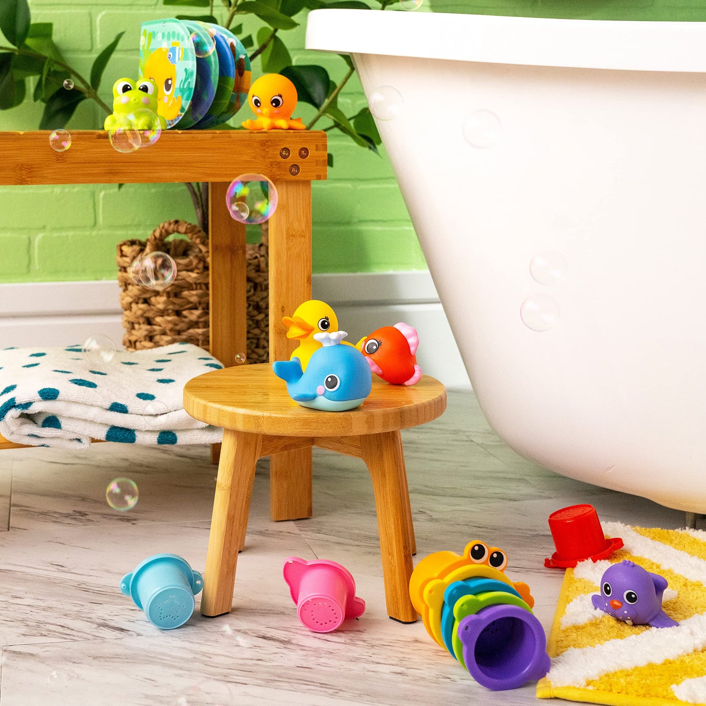 Bright Starts Splash, Splash Baby 15pc Bath Set - Waterproof Book, Rubber Ducky, Animal Toys and Stacking Cups, Unisex, 6 Months