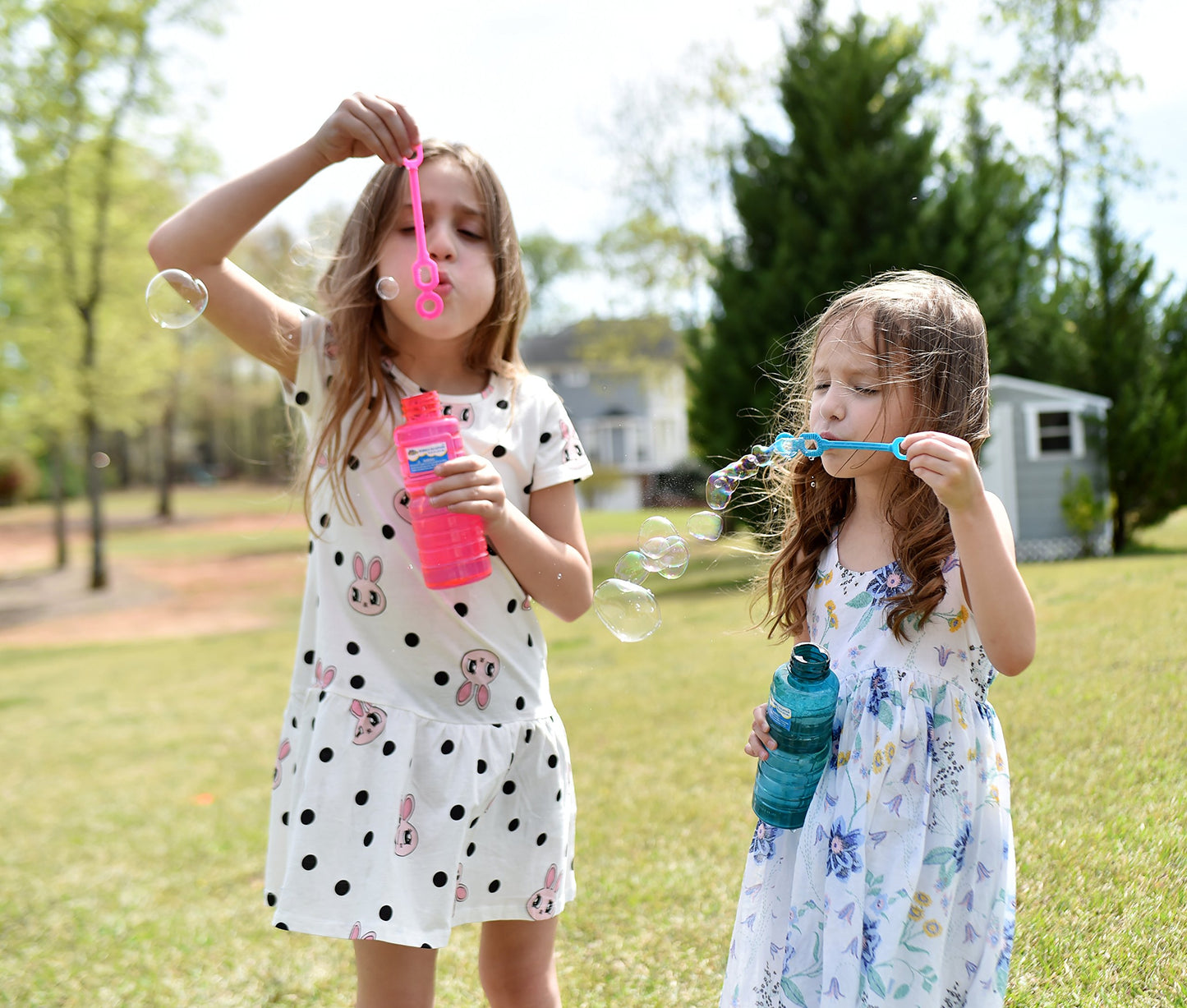 Maxx Bubbles 32 Oz Bubble Solution - Easy Grip Bottle For Kids | Refill Toy Bubble Machines | Outdoor Summer Fun - Colors May Vary