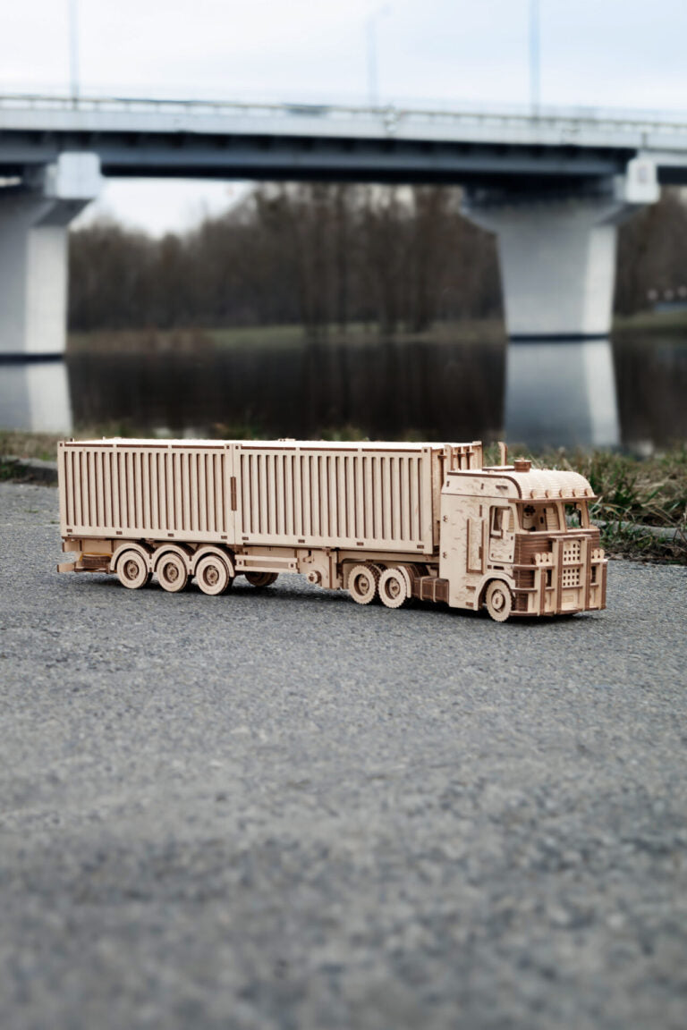 Container Semitrailer for Road King — Mechanical Wooden Model, 238 Pieces