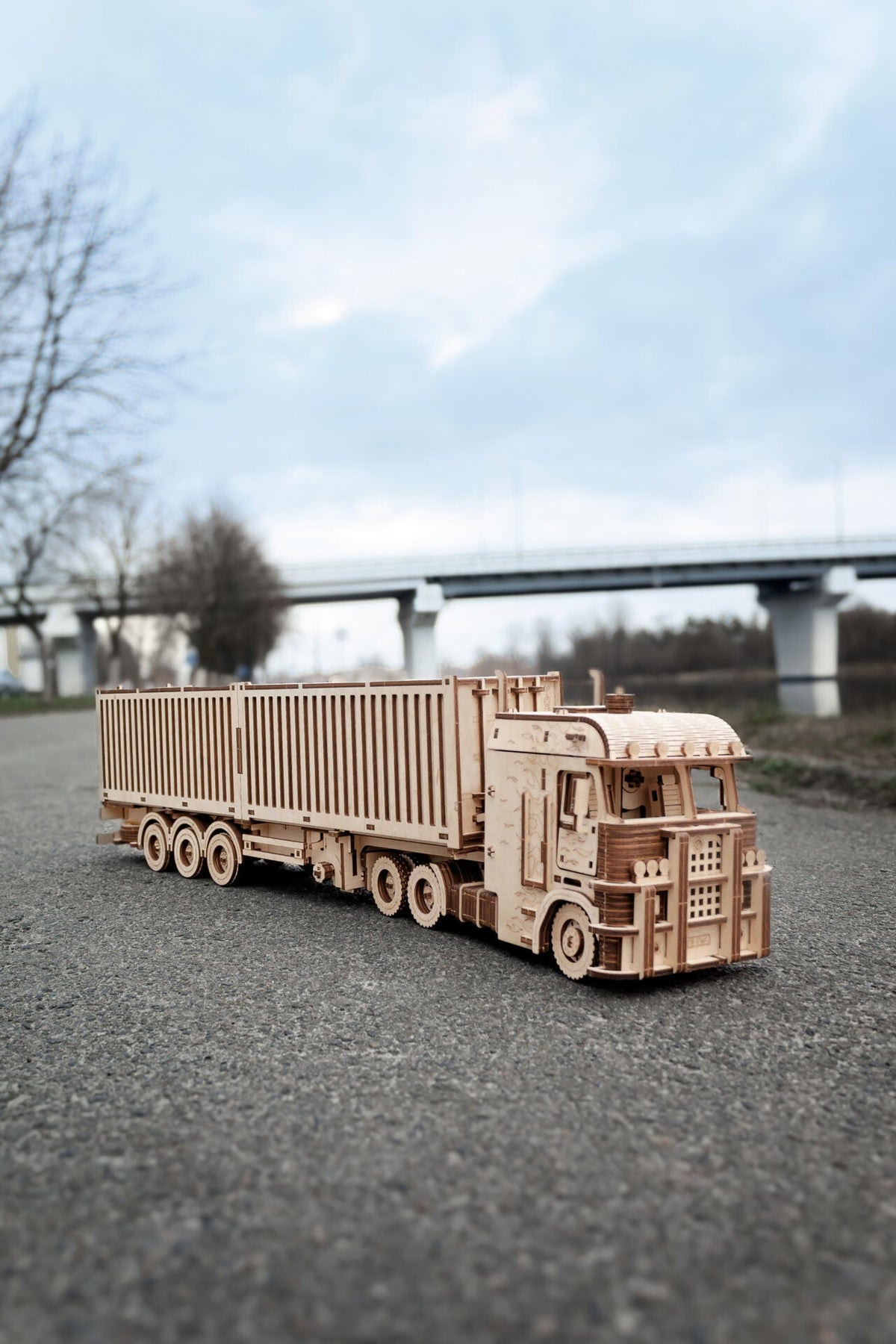 Container Semitrailer for Road King — Mechanical Wooden Model, 238 Pieces