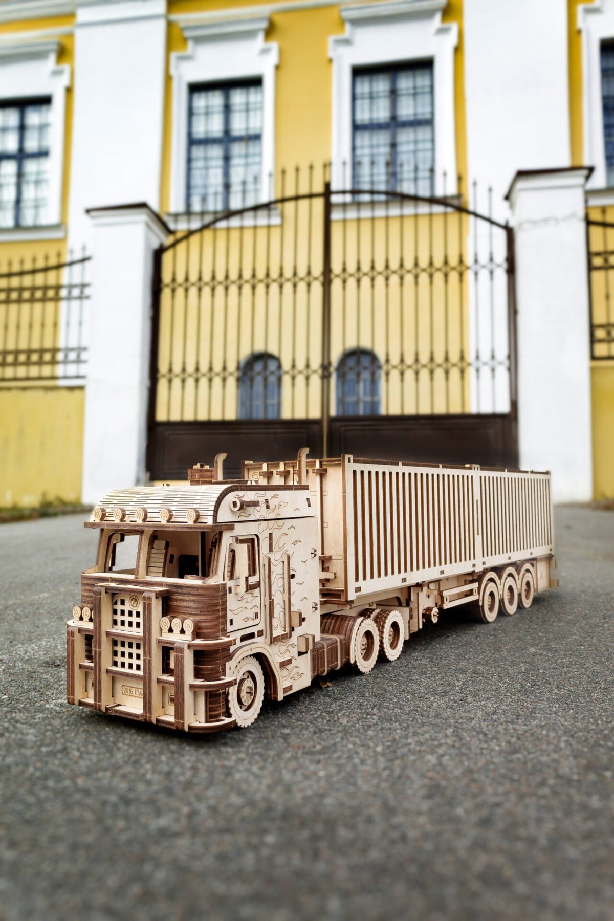 Container Semitrailer for Road King — Mechanical Wooden Model, 238 Pieces