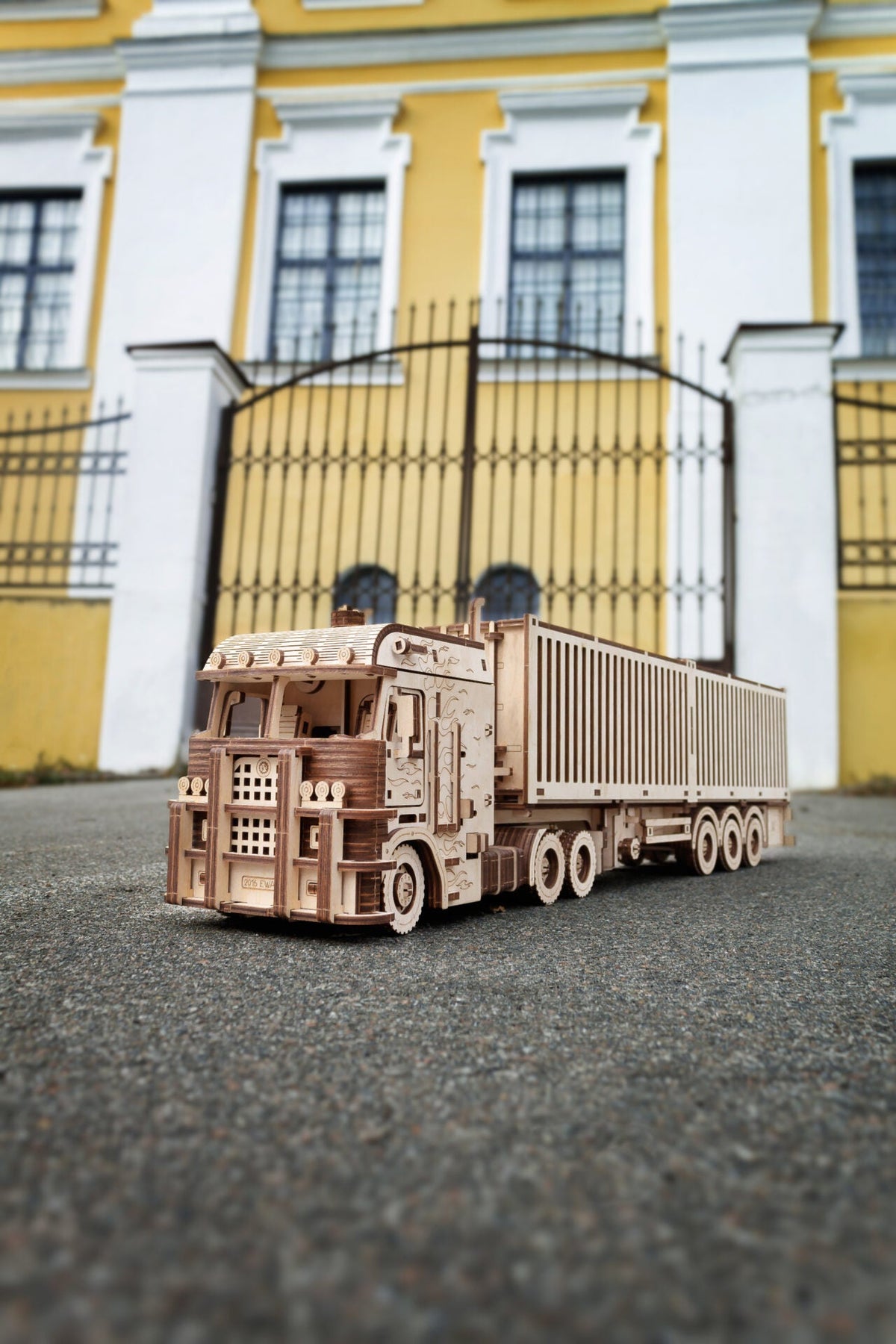 Container Semitrailer for Road King — Mechanical Wooden Model, 238 Pieces