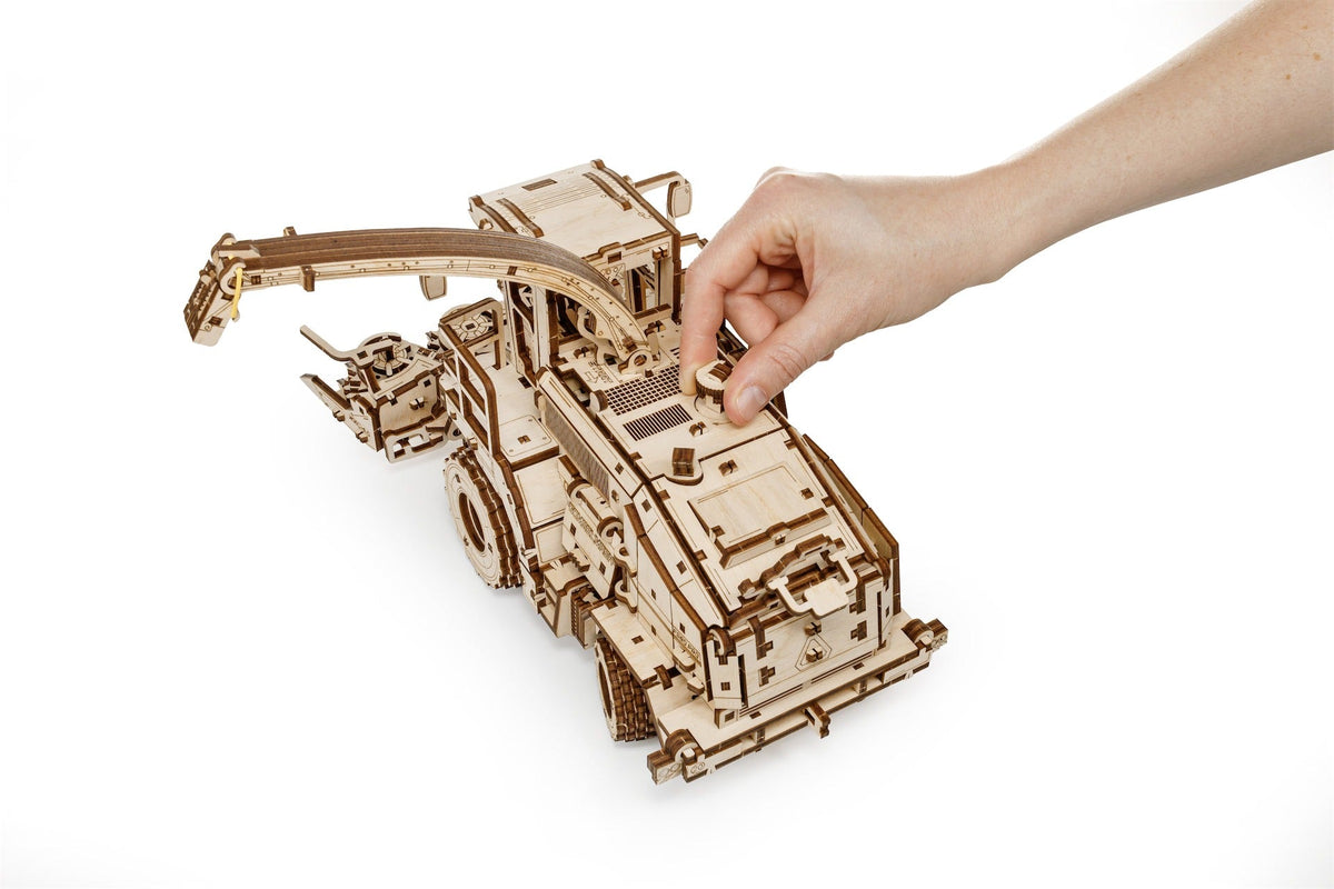 Forage Harvester FS80 Pro — Mechanical Wooden Model, 580 Pieces