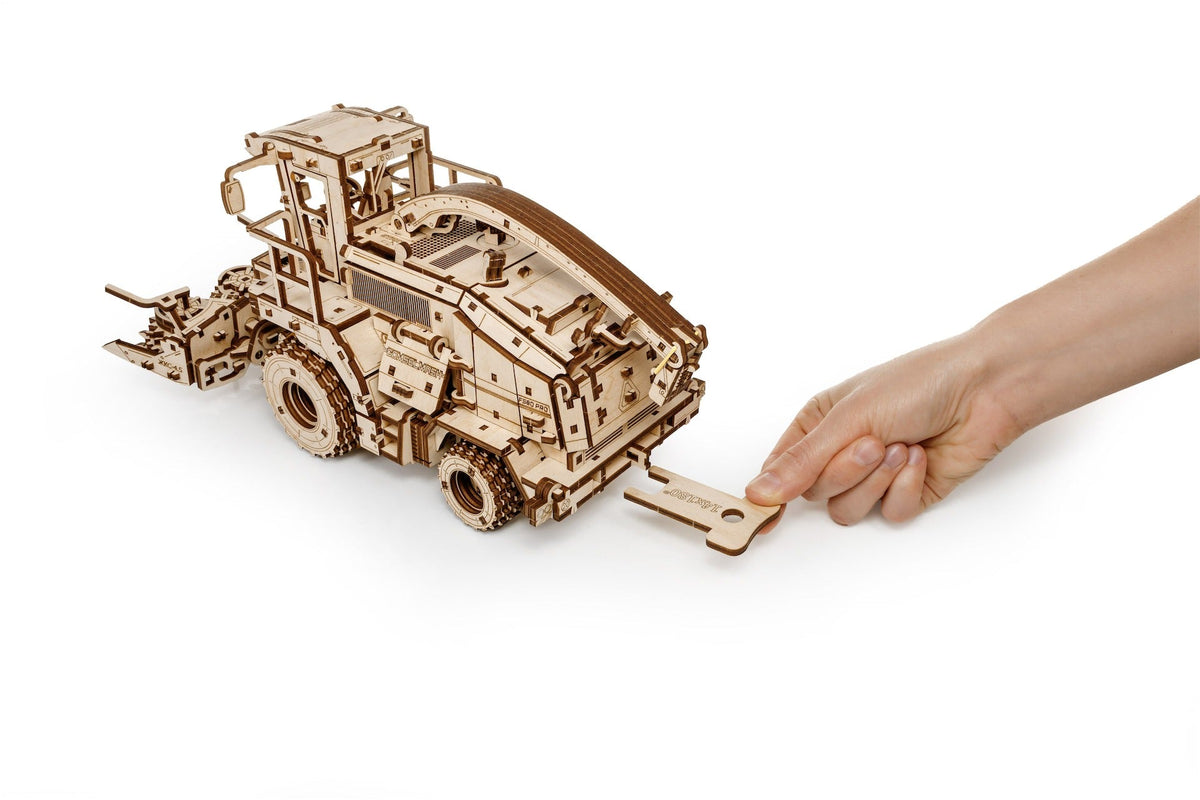 Forage Harvester FS80 Pro — Mechanical Wooden Model, 580 Pieces
