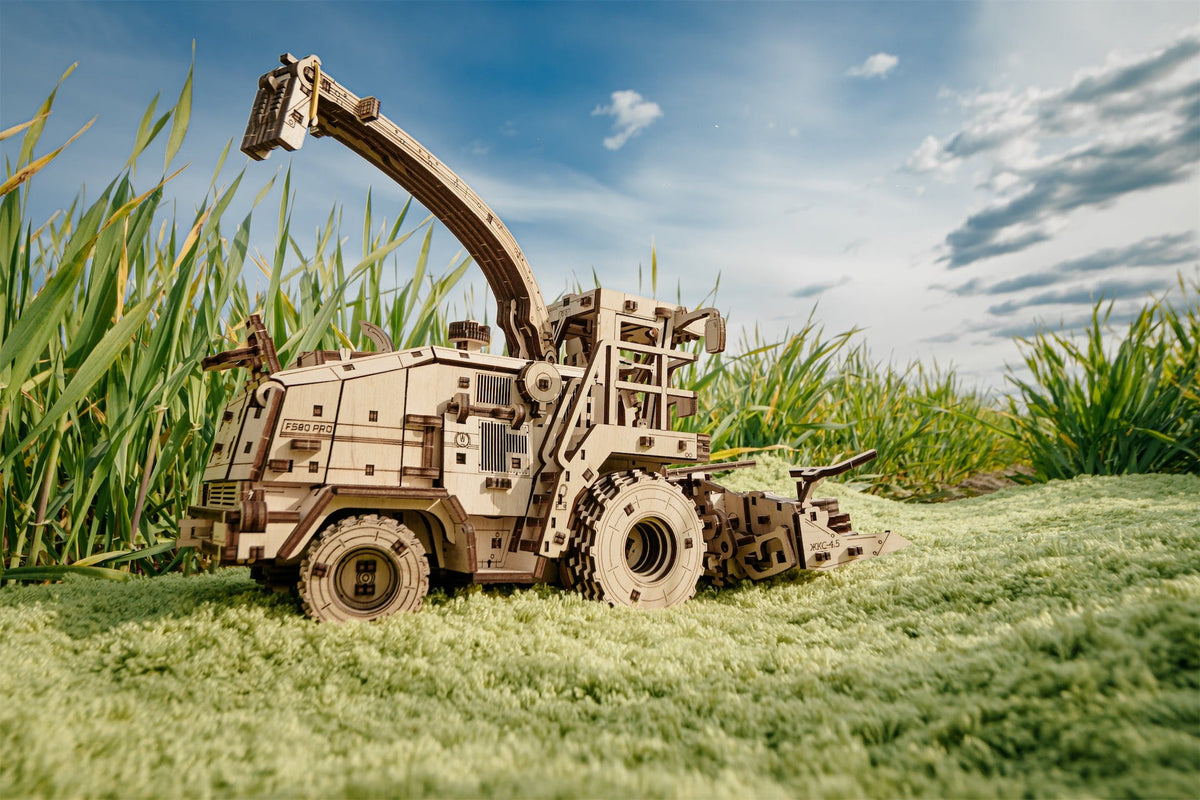 Forage Harvester FS80 Pro — Mechanical Wooden Model, 580 Pieces